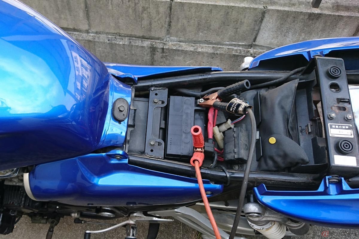 バイクを長期保管する際は、バッテリーを満充電にすることがおススメ
