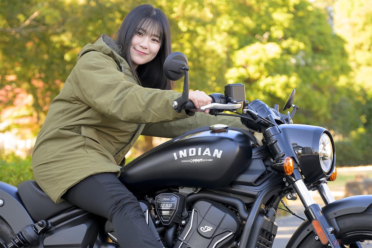 インディアンモーターサイクル「SCOUT BOBBER LIMITED」とバイク女子の高梨はづきさん