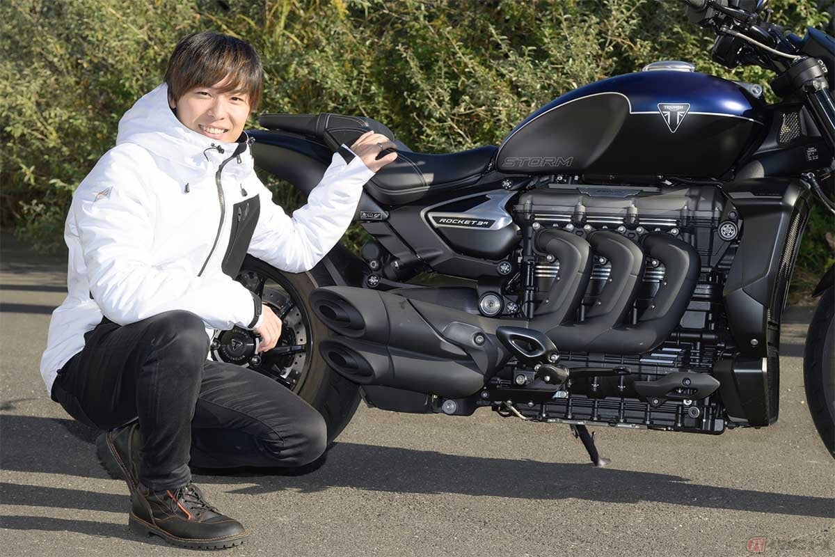 トライアンフ「ROCKET 3 STORM R」とレーシングライダーの石塚健選手
