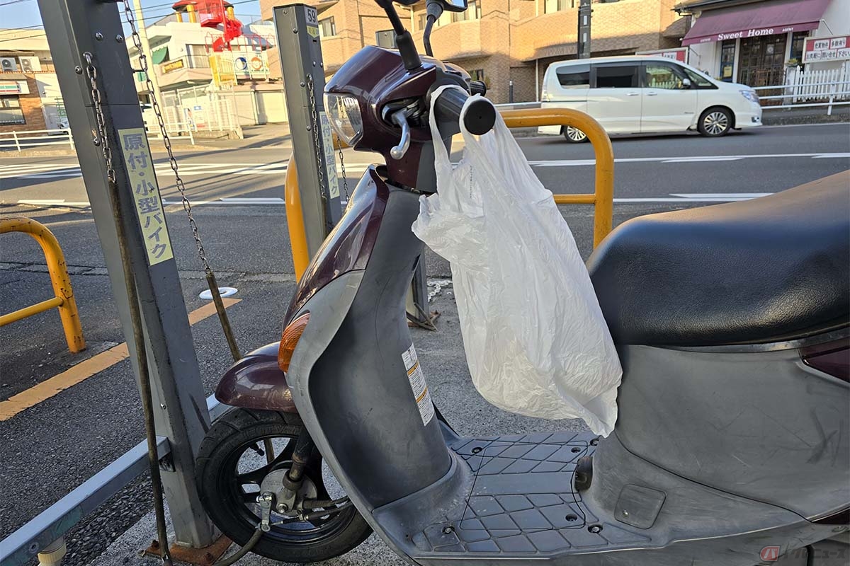 ハンドル部分に荷物を吊って走行することは、違反に該当する可能性が高い