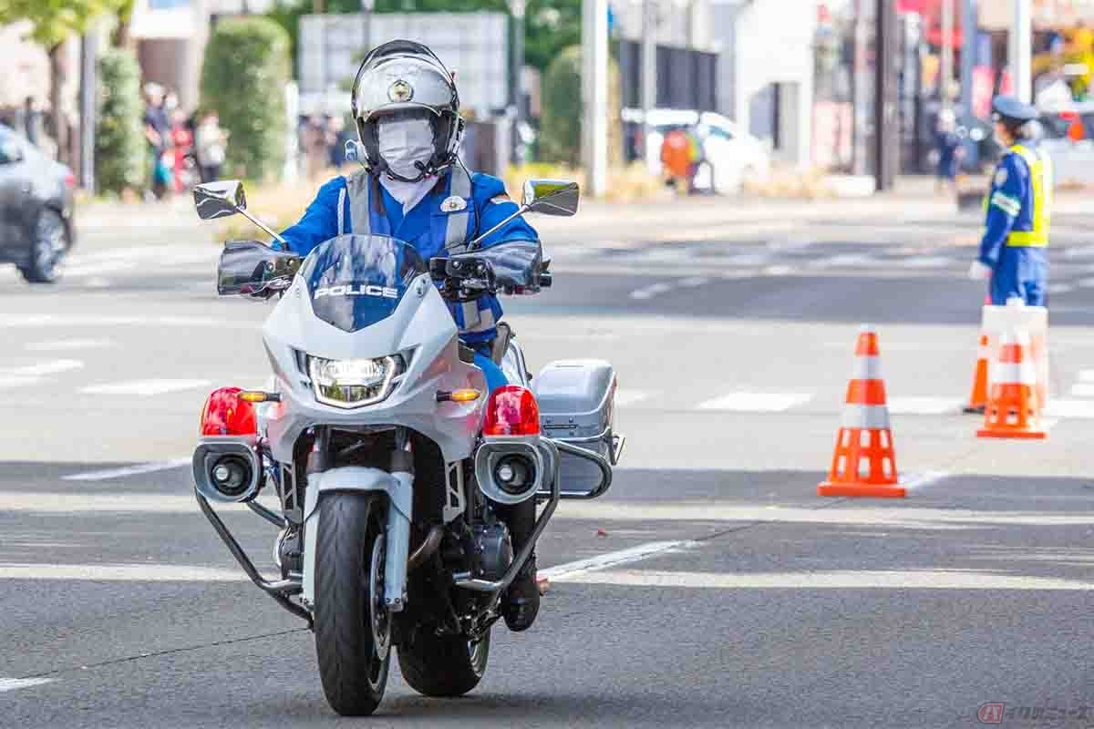 ベース車両と警察専用車両は、エンジンの出力特性やギア比などに違いはない