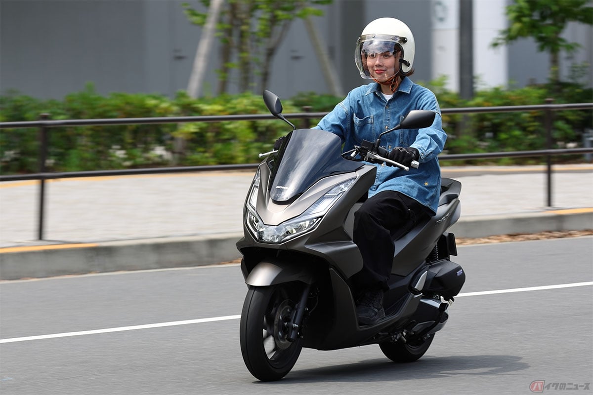 バイク好き女優の小野木里奈が選ぶ2024年お気に入りバイクベスト3 第3位はホンダ「PCX160」