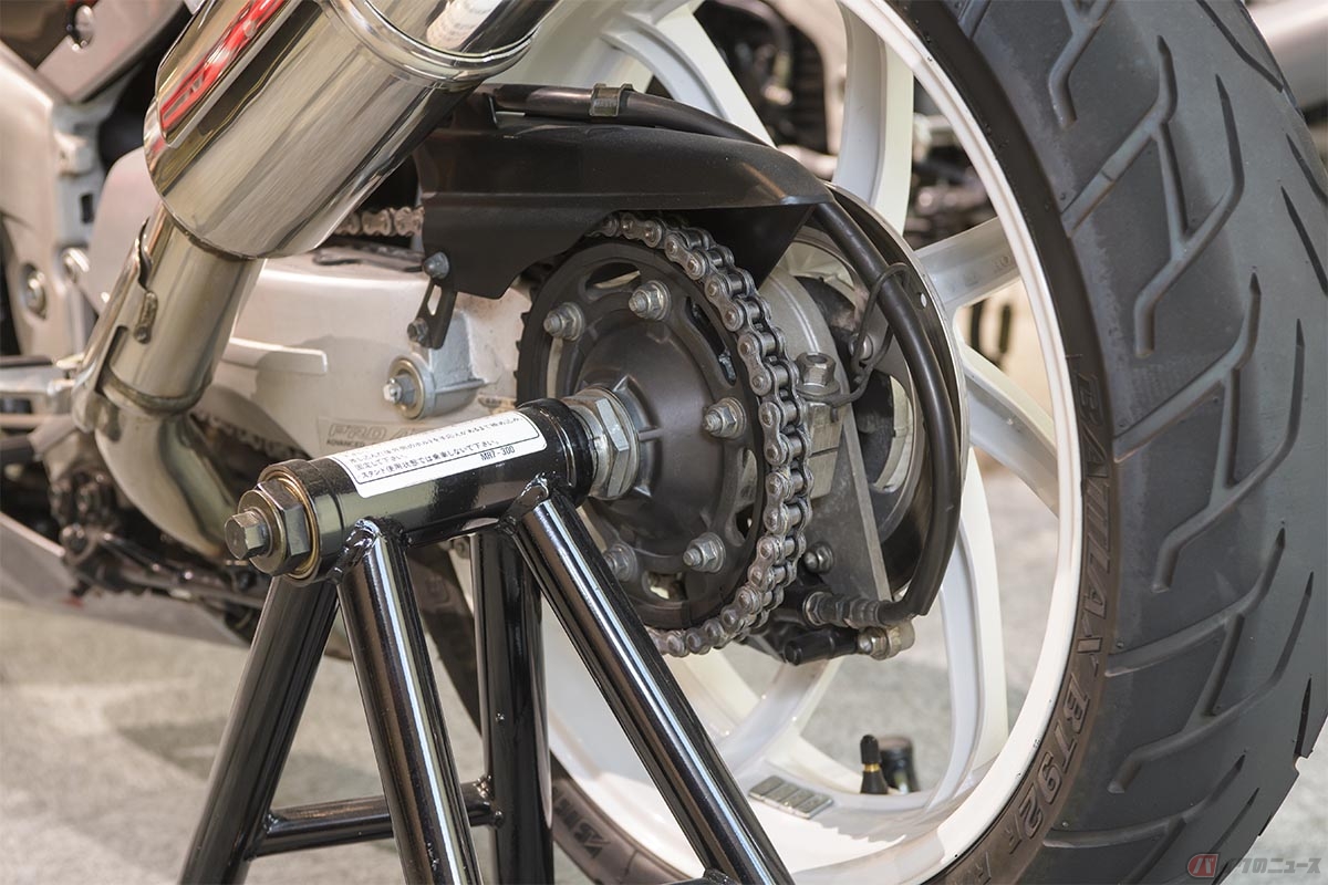 バイクを長期保管する際は、メンテナンススタンド等を利用してタイヤを浮かせて保管することで、タイヤの変形を防ぐことができる