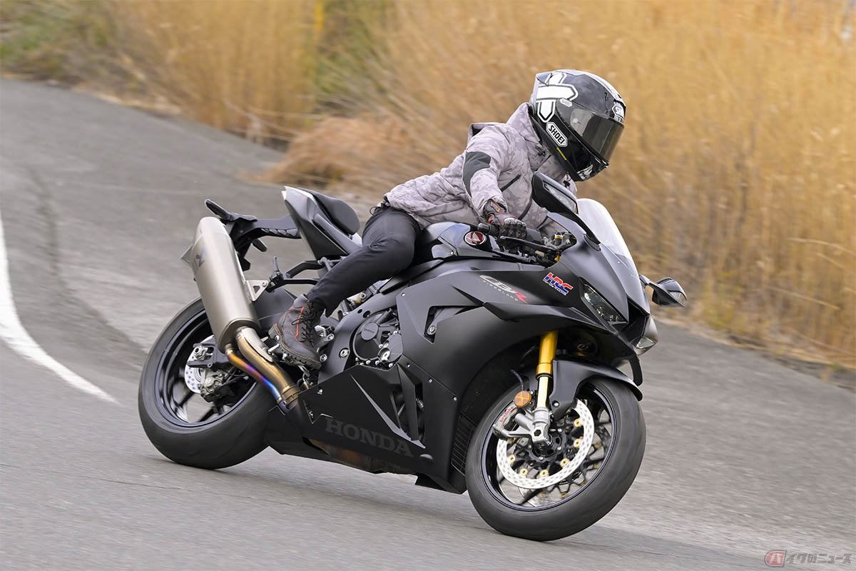 ホンダ「CBR1000RR-R FIREBLADE SP」のパワフルな加速感を楽しみライディングする石塚健選手