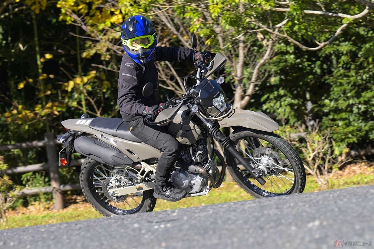 カワサキ「KLX230 SHERPA」の走りを楽しむバイク好き女優の小野木里奈さん