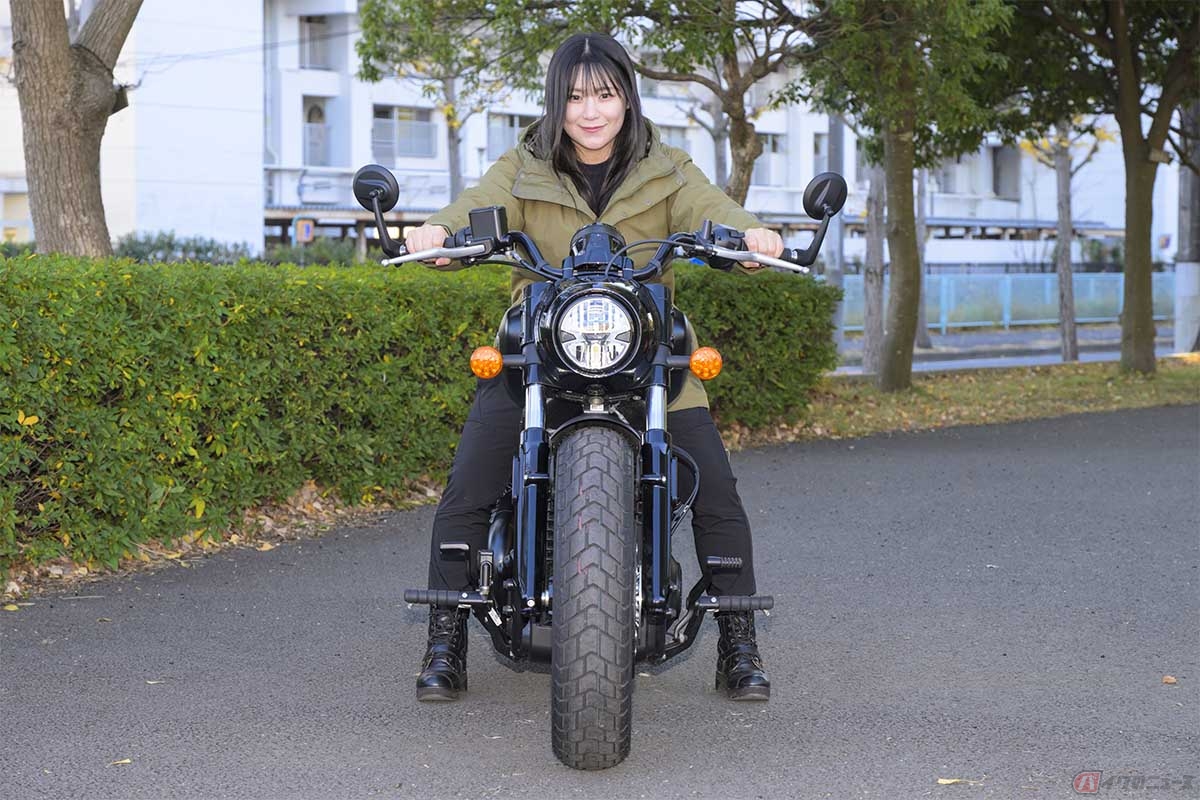 インディアンモーターサイクル「SCOUT BOBBER LIMITED」の足付き(身長158cm)