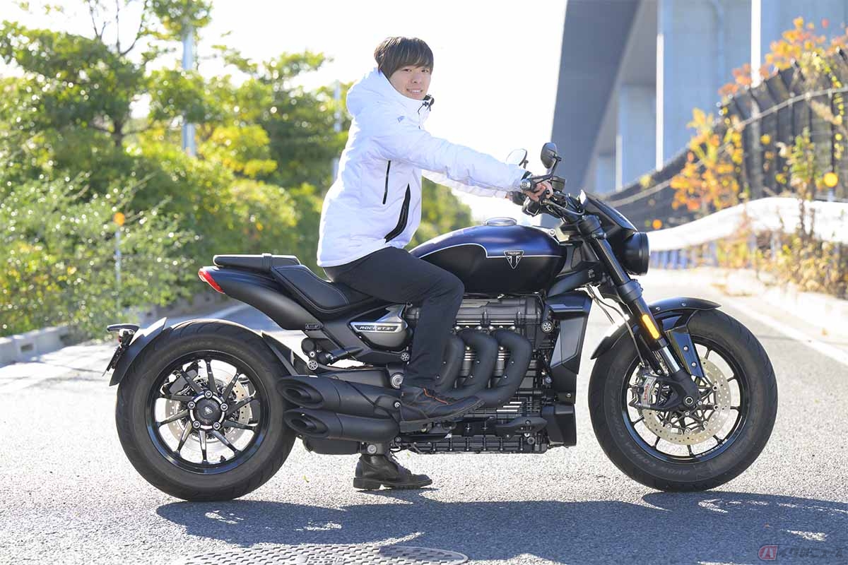 トライアンフ「ROCKET 3 STORM R」の足付き(身長165cm)