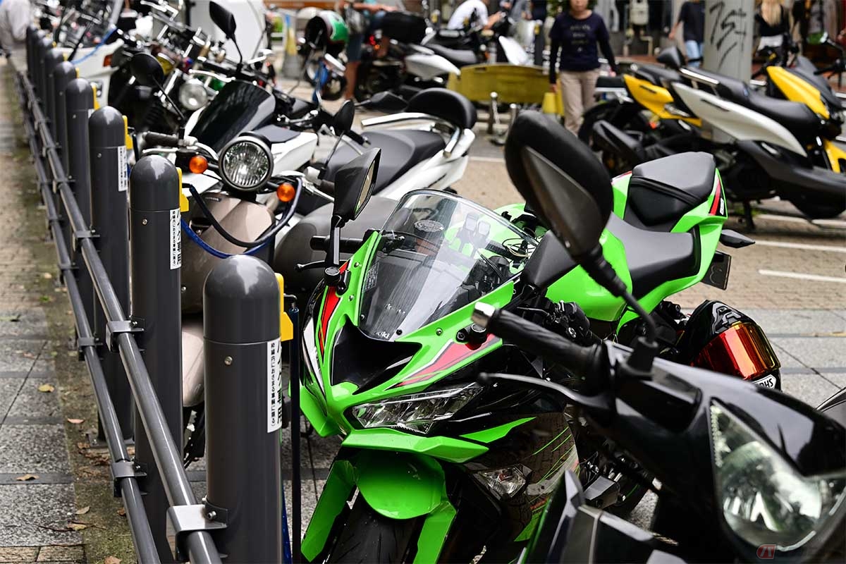 警視庁が推奨する「オートバイ盗」の防犯対策によると、防犯対策がとられている駐車場や駐輪場を利用することがおススメ