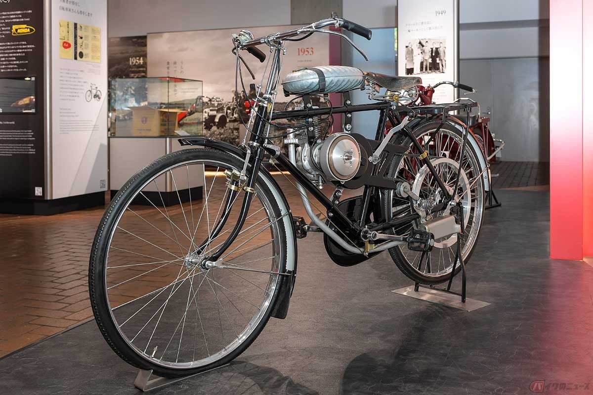 ホンダ初の自社製エンジン(プロトタイプ)、通称「エントツエンジン」は車体右側に搭載され、マフラーは乗り手の足元を排気煙で汚さないよう、後輪左側下部に設置された。1947年当時のエンジンは現存せず、写真の展示品はホンダの手によって1996年に制作された復元モデル