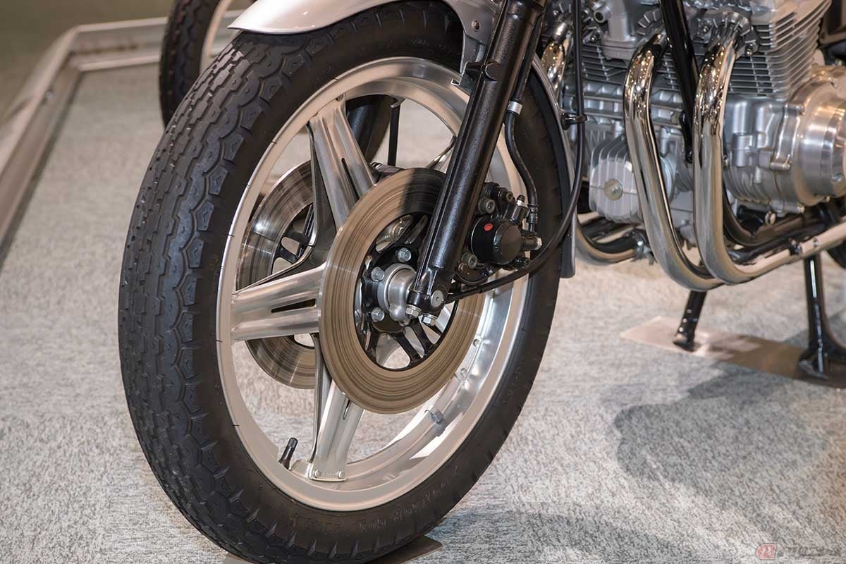ホンダ独自開発のアルミ製コムスターホイールと、フロント2枚+リア1枚のトリプルディスクブレーキを装備