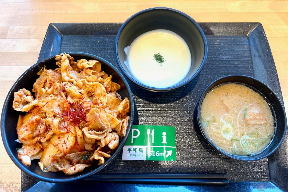 首都高「平和島PA」(上り)の期間限定メニュー「背徳×チーズ! 豚キムチーズ丼」(1050円)は、豚キムチ丼にとろけるチーズを絡めていただく。これは美味いに決まっている!