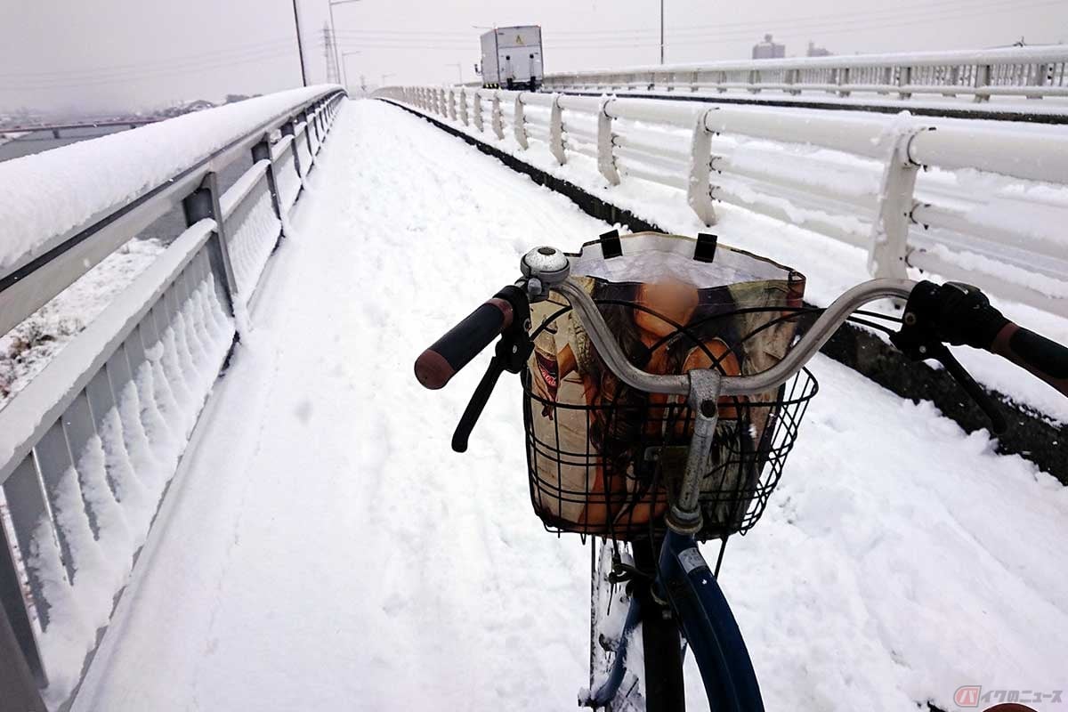 いつもの慣れた道でも、雪が積もっていたら自転車に乗らないことが賢明