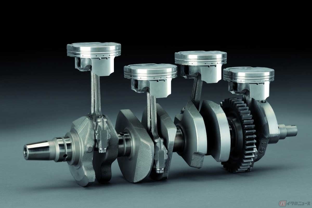 ピストンの上下の動き(直線運動)を「回転運動」に変換するクランクシャフト。画像はヤマハ「YZF-R1」のクランク&ピストン