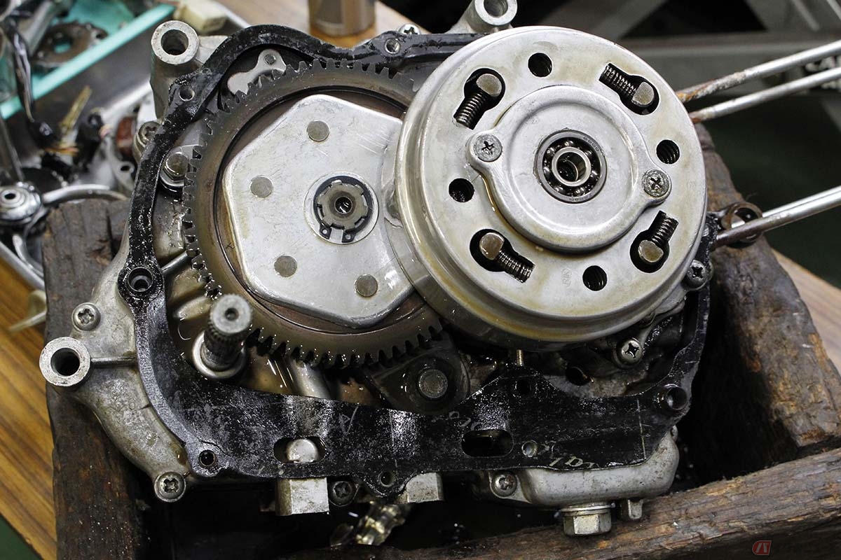 クラッチカバーを取り外すと、その中身はマニュアルクラッチのモンキーやダックスで見慣れた光景です。モンキーやダックス50/70の横型エンジンは、この初代横型の90ccエンジンをベースに、量産性とコストダウンが検討されて完成したエンジンだと聞きました