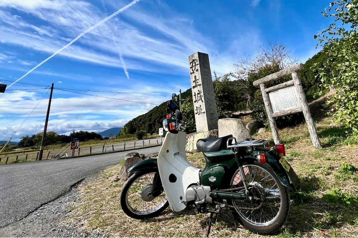 多くの観光客が訪れる「安土城址」には無料の駐車場があり、バイク置き場も用意されていた