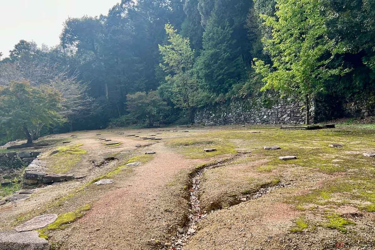 進行方向左には広大な「伝羽柴秀吉邸跡」がある。上下2段構造で櫓門が立ち、馬6頭を飼うことのできた大きな厩(うまや)もあったとされる。さすが秀吉、壮大で派手だと思わせるものがあった