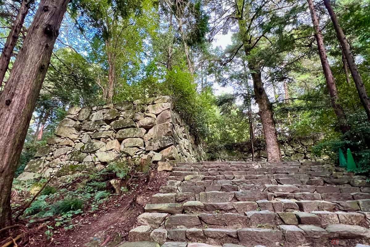 「大手道」はやがて屈曲するエリアへと変わる。ここから先は信長本人や側近など特別な人間のための空間。石垣の威圧感はさらに増す