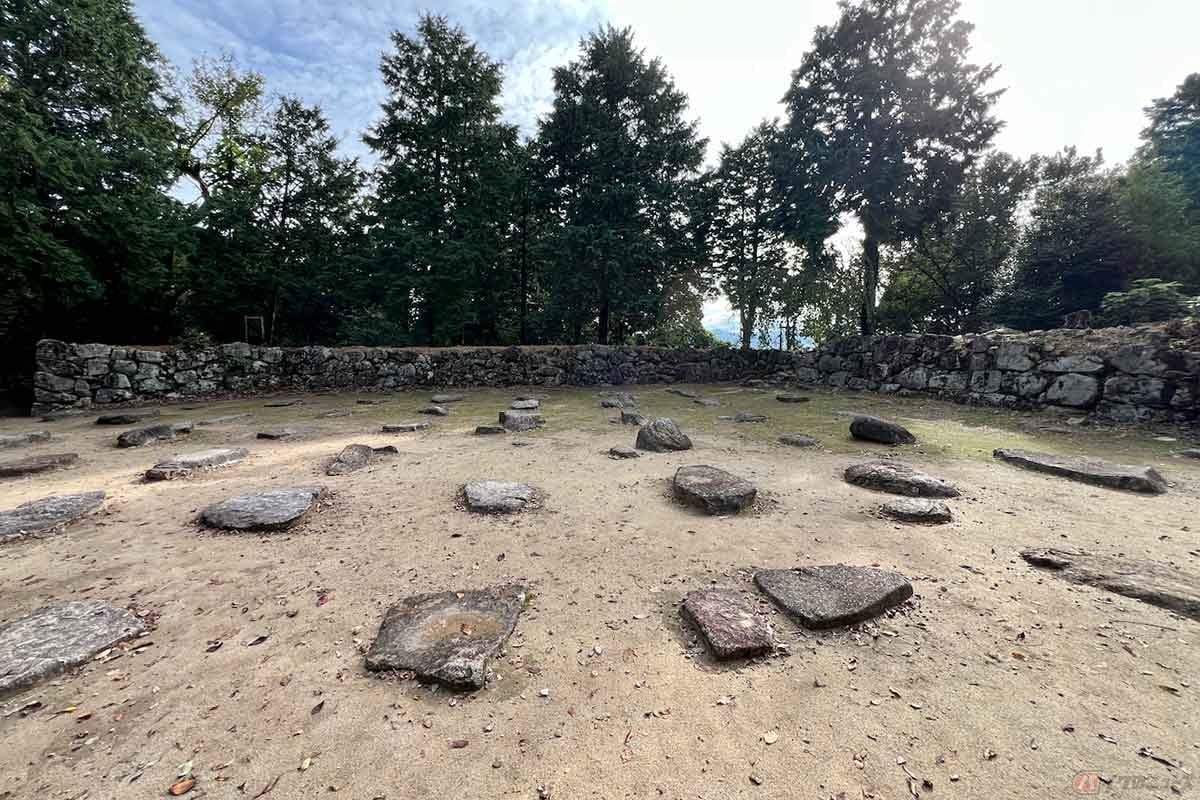 石垣に囲まれた礎石が残る「天主跡」。ここは天主の地下一階に当たる場所で、5層7階の天主がそびえていた。高さは33mあり、宣教師のフロイスは、当時のヨーロッパにもこのような壮大な建物は無いと言及している