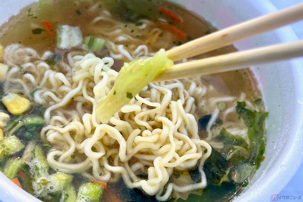 「かやく」の中には野沢菜が含まれている。小ぶりながらもシャキシャキ食感