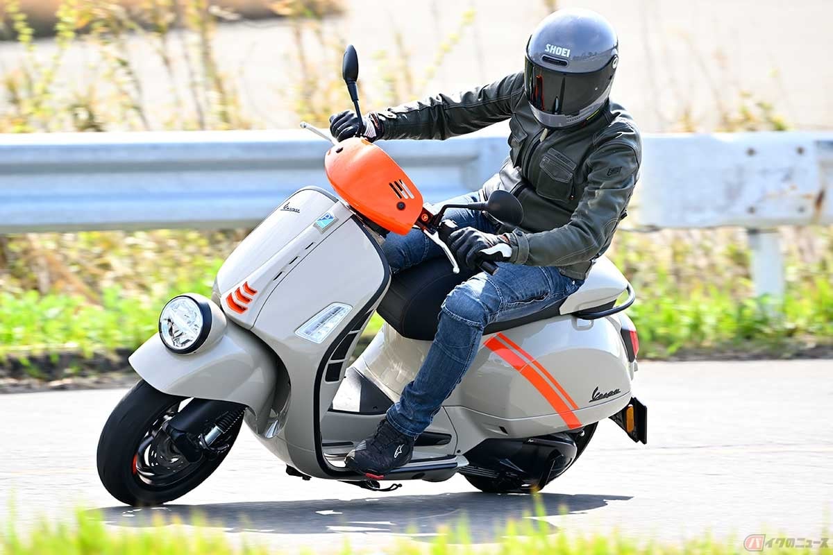 ベスパ「GTV 300」に試乗する筆者(中村友彦)