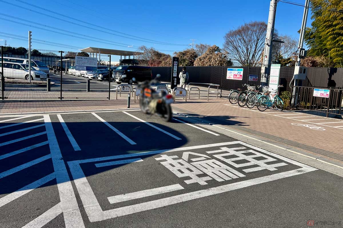 「川口ハイウェイオアシス」は一般道からもアクセスが可能。隣接する「イイナパーク川口」の駐車場利用時間は9時~18:00で、2輪専用のスペースも確保されている
