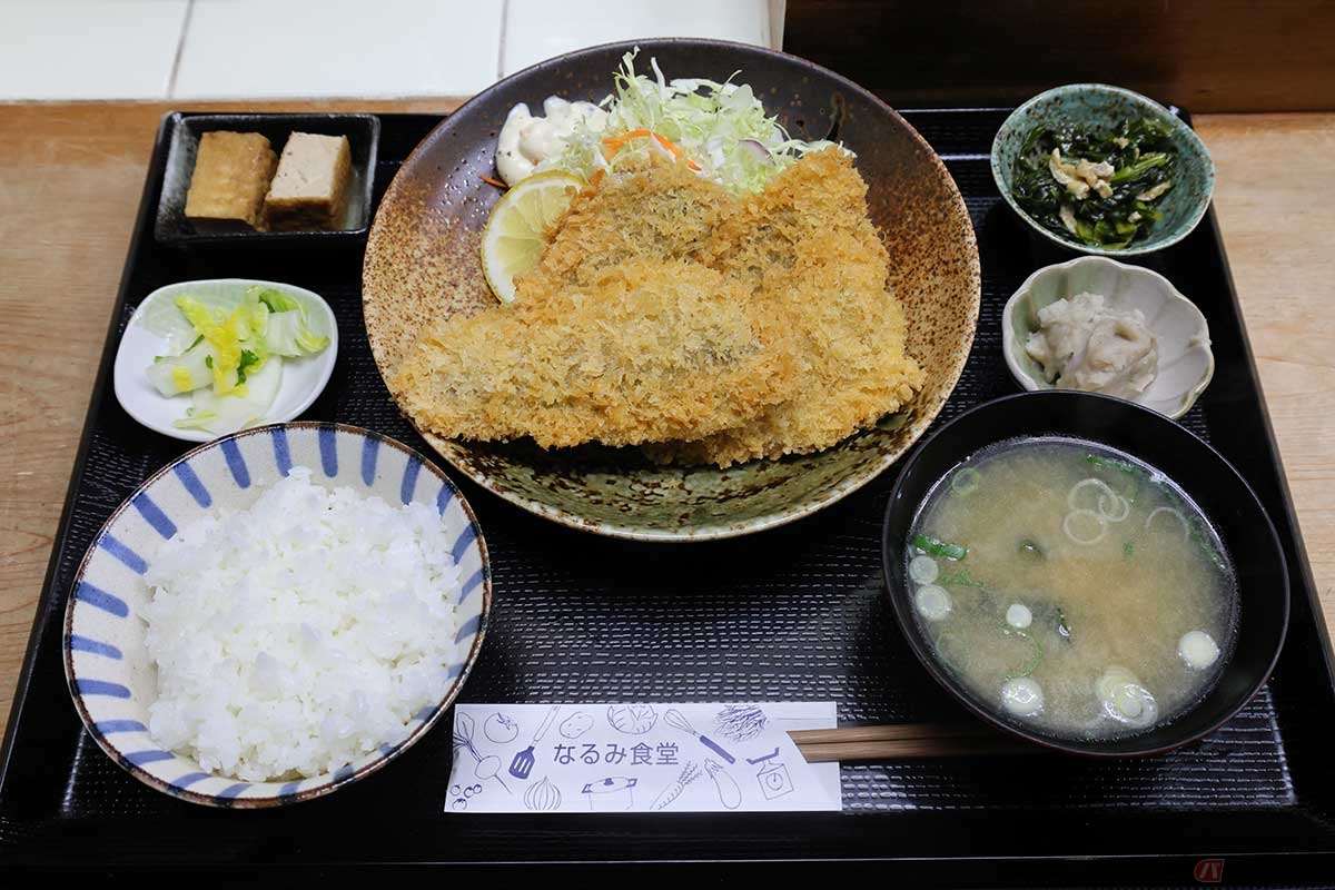 「なるみ食堂」の「アジフライ定食」。店主が釣り上げた（かもしれない）鯵のフライに小鉢が3つ。どれも美味しい