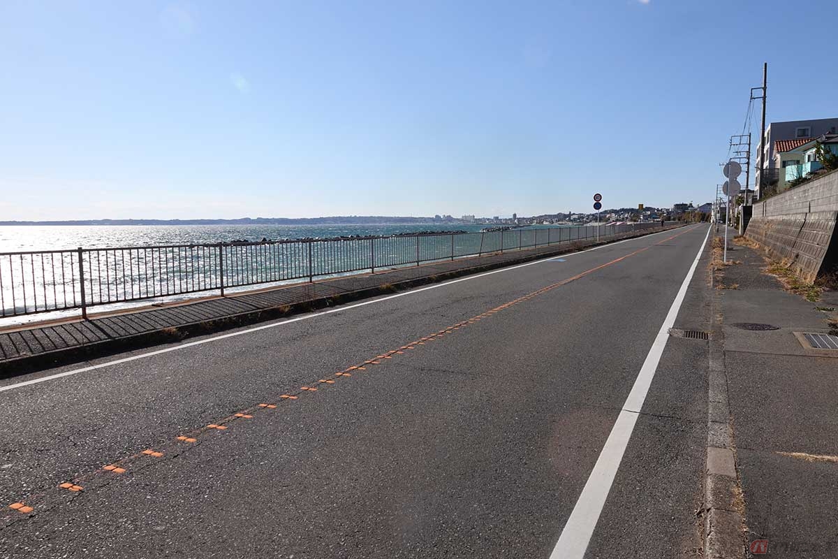 野比海岸から久里浜に向かう海岸道りは開放感があって気持ちの良い直線道路(速度注意!)。西を向けば三浦海岸(写真)、東を向けば房総半島までよく見える