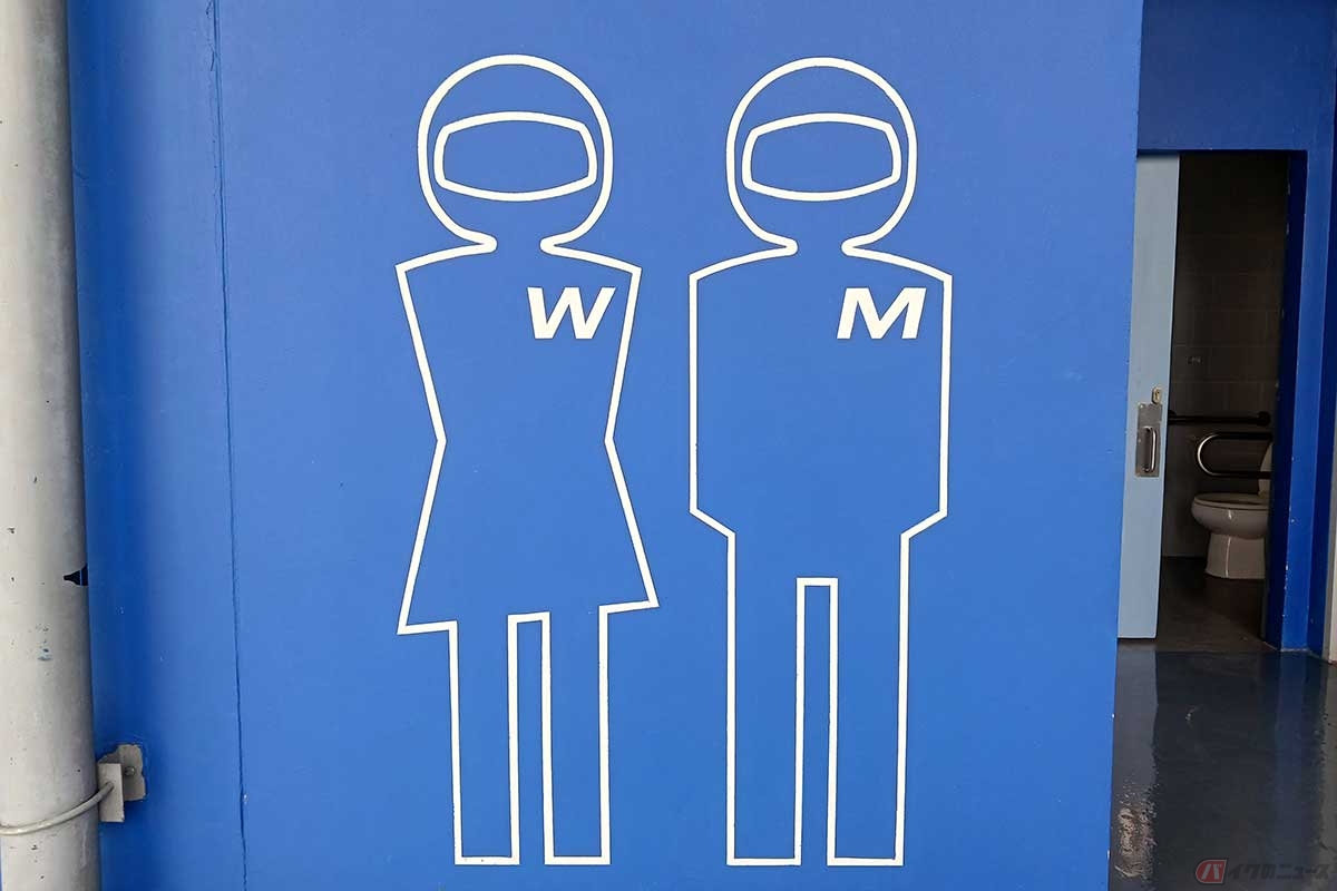 タイGPの開催地、チャン・インターナショナル・サーキットのトイレ表示。ヘルメット姿でかわいい!
