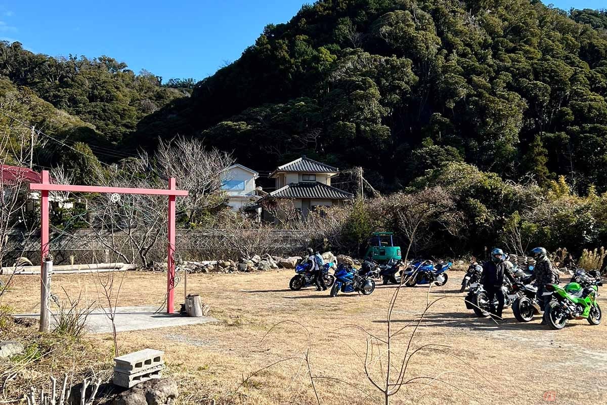 千葉県鴨川にある天津神明宮。バイク用の茅の輪も設置されています