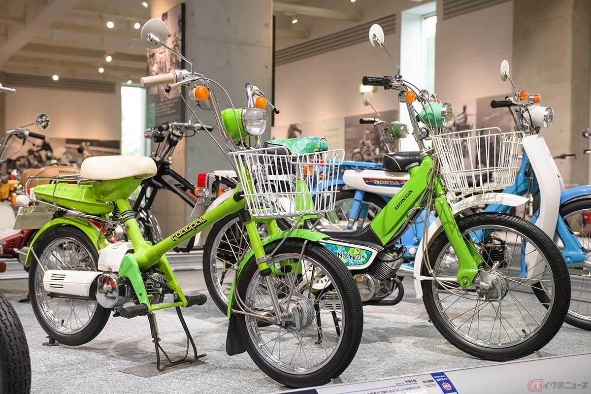 ホンダ「ロードパルNC50」(1976年型/左)は、ペダル付きのモペット「ノビオPM50 K1」(1974年型/右)とイメージは近いが、ペダルは無くよりシンプルで機能的