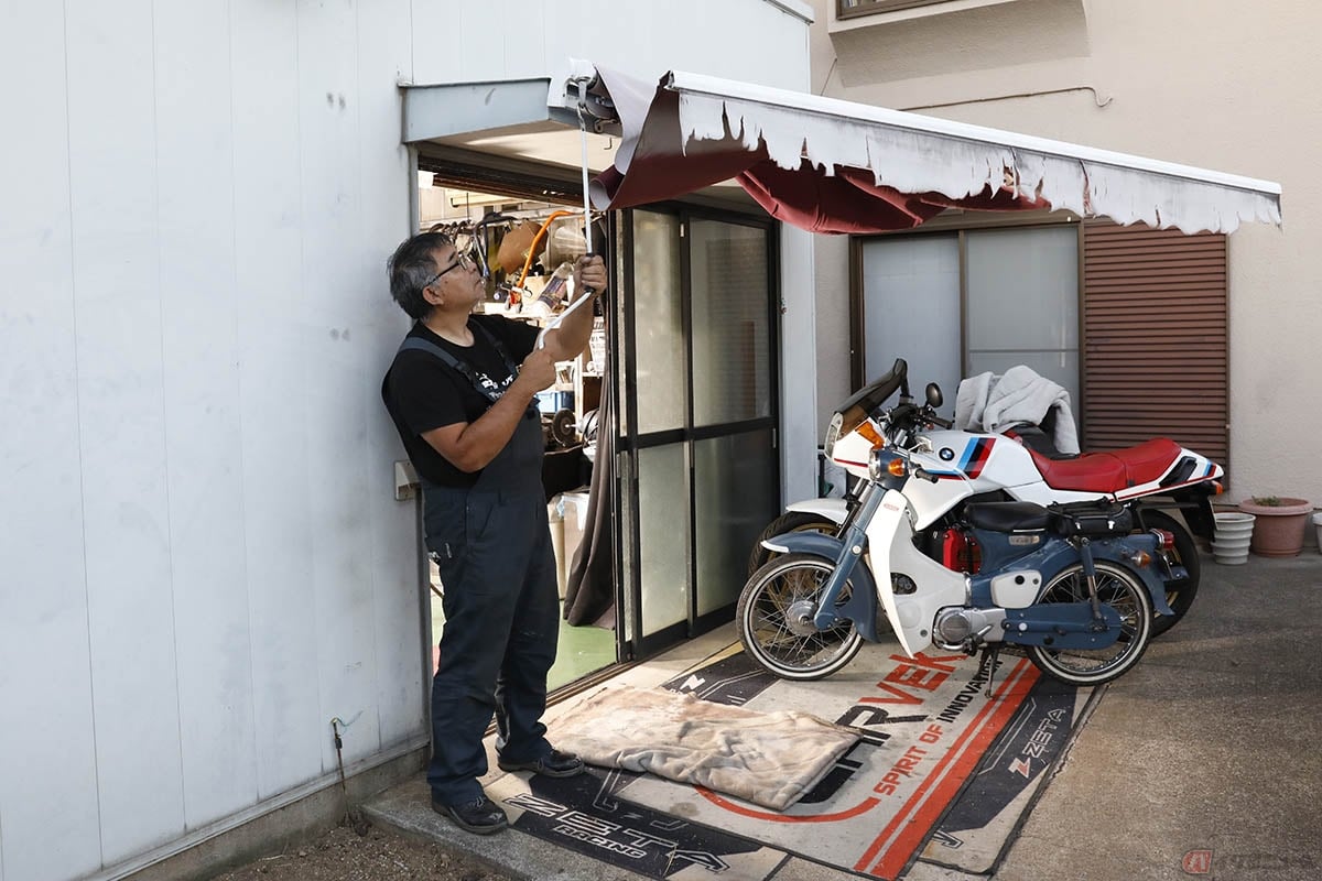 初代オーニングは取り付け状況が悪く、メンテナンスフリーにしていたので、購入数年で折り畳みフレーム内のスプリングが折れてしまいました。新規オーニングを取り付ける時には、初代オーニングの利用時に失敗した部分を対策したいと思います