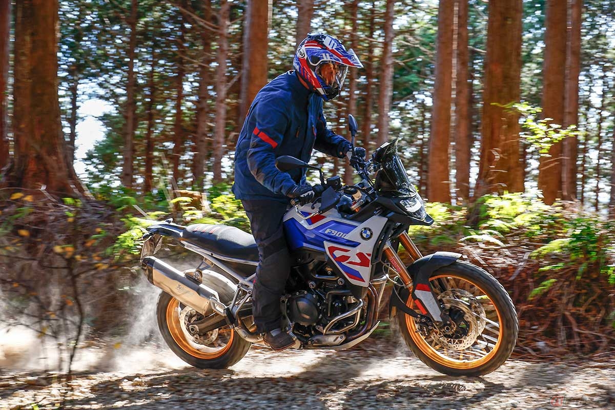 BMW Motorrad新型「F 900 GS」(2024年モデル)に試乗する筆者(松井勉)