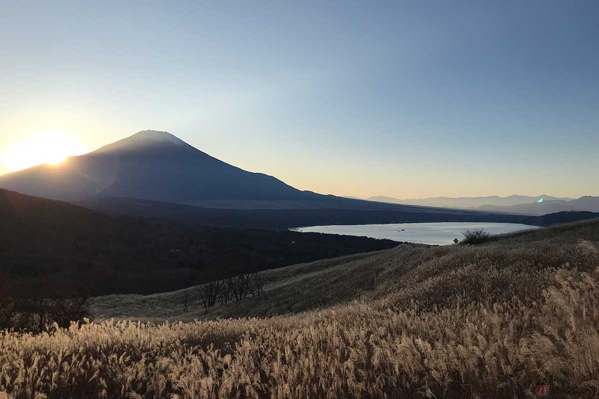 「三国峠」を山中湖側に少し下ると展望が開けます。オススメはすすきの季節。夕日の時間は格別です