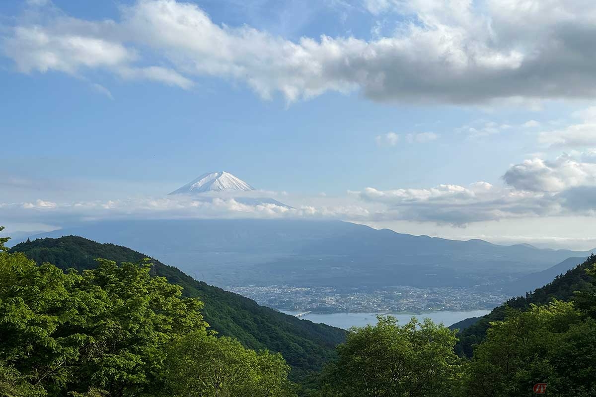 「御坂峠」からの富士山。山の間に覗く河口湖が景色に奥行きを出してくれます