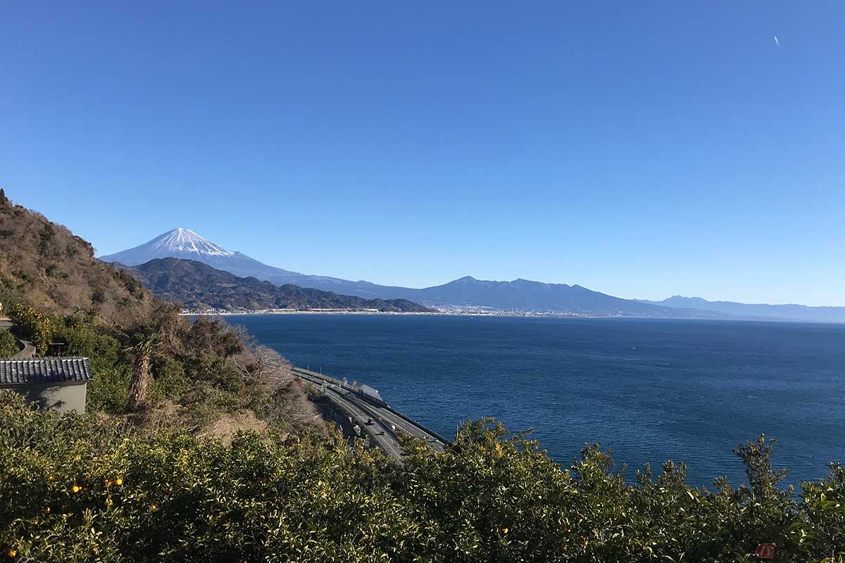 「さった峠」からは、駿河湾越しの富士山を望むことができます