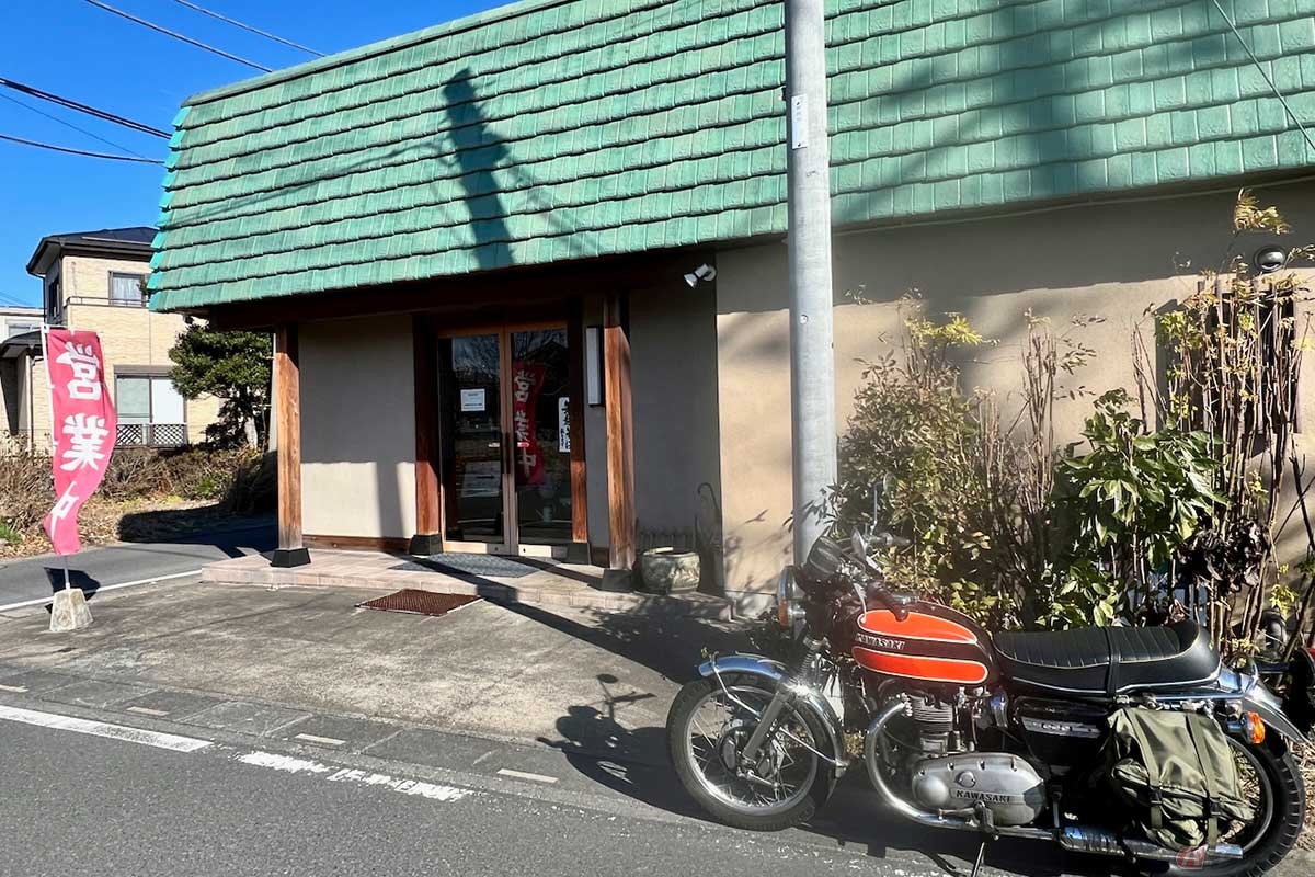 埼玉県加須市の田畑に囲まれた住宅地に店を構える「宝録屋」を訪れた。店の外に看板はなく、営業中の赤いのぼりが立っているだけで、気付かず行き過ぎてしまった。バイクは撮影後、近くの広い駐車場に移動してから入店