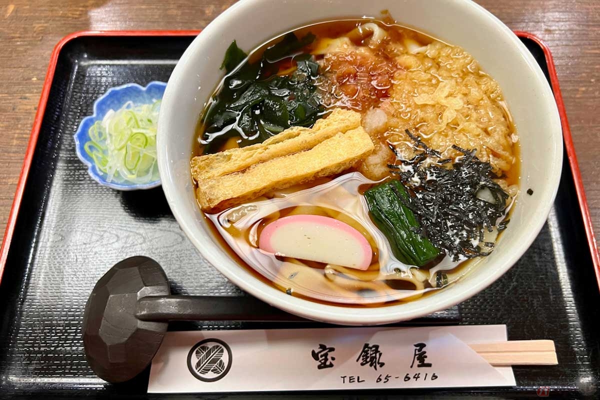 具沢山の「宝録屋うどん」（800円）は、麺の種類のほか「温／冷」どちらかを選べる。「ひもかわ」に温かい方を選び、バイク移動で冷えた体を温めた。濃いめのつゆはまさに関東の味！