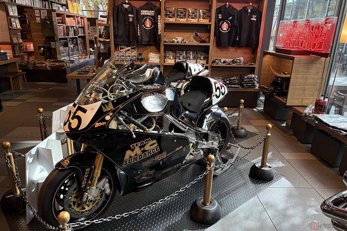 代官山 蔦屋書店 2号館1階 クルマ・バイクフロアにて「世界的ハーレーエンジニア、サンダンス“ZAK”柴崎による 工学書『ハ―レーダビッドソン ダイナミクス』フェアと題して開催中のポップアップイベント。限定アパレルなども販売されています