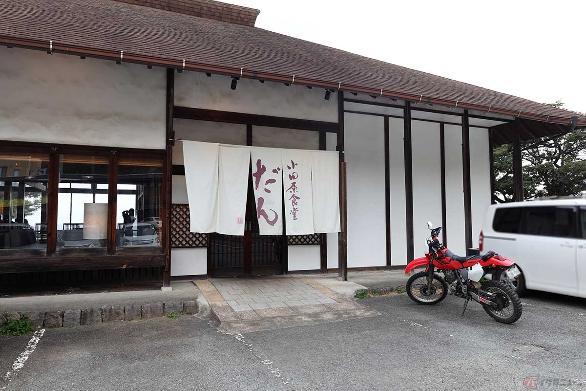 国道135号沿いにある「小田原食堂だん」。駐車場は広く、グループツーリングでのランチにも良さそう
