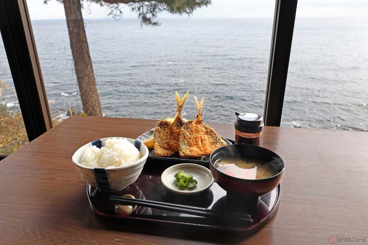 「小田原食堂だん」の「アジフライ定食」は、アジフライが2枚にご飯、味噌汁、漬物、そしてソースが添えてある。絶景を見ながら食事ができるのも魅力