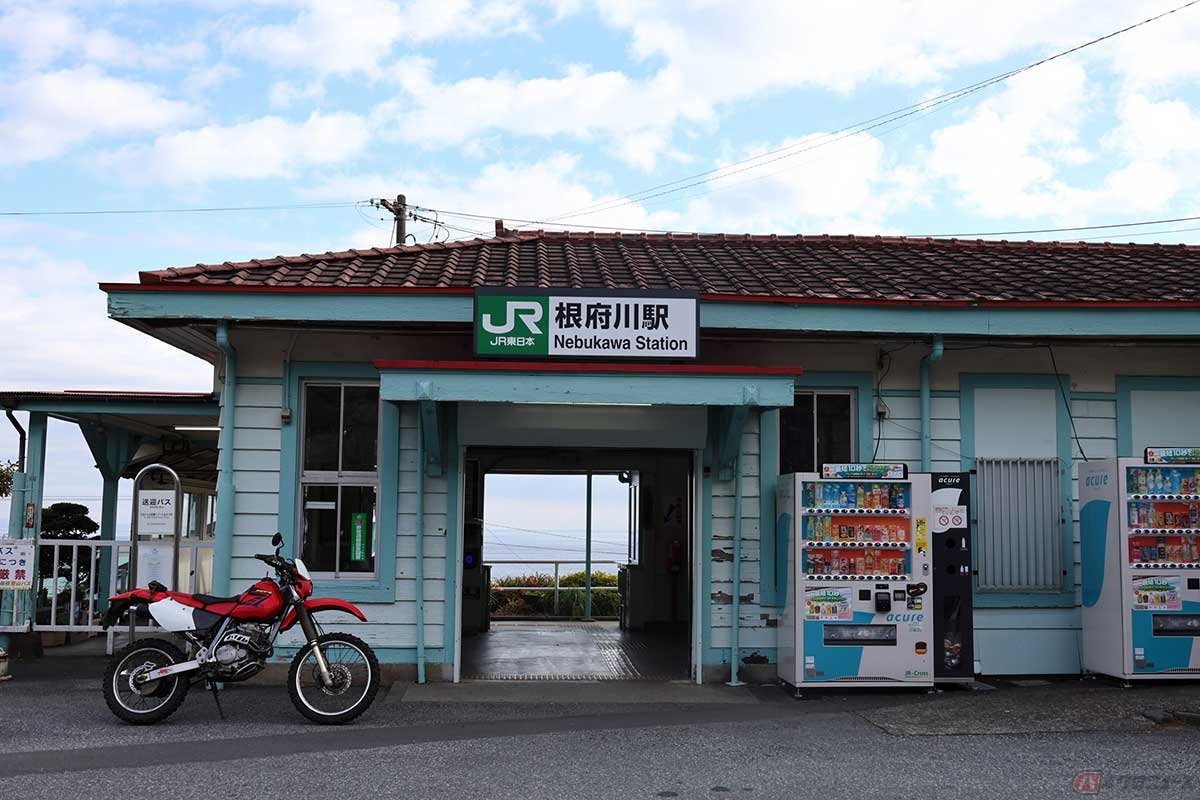 JR東海道線の「根府川駅」で休憩。都心につながる東海道線の駅とは思えないレトロな外観が人気