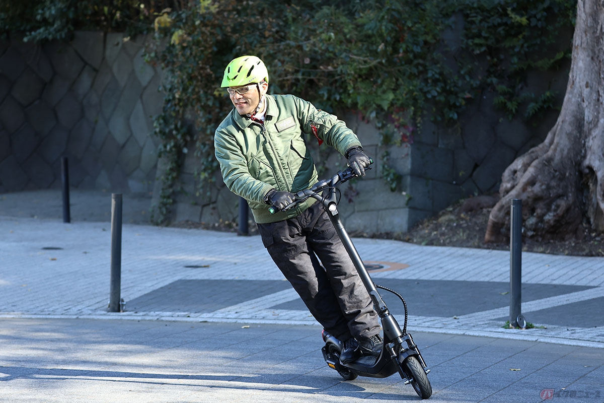 Acalie「EVEREST XING EX15 Pro」に乗る筆者(近藤スパ太郎)PHOTO by 高橋進