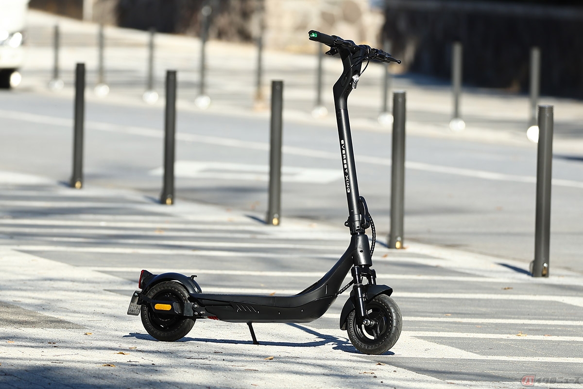 Acalie「EVEREST XING EX15 Pro」。見た目は一般的な電動キックボードですが、最新の電子的制御技術が投入され、スマホアプリで車両セッティングの変更が可能です