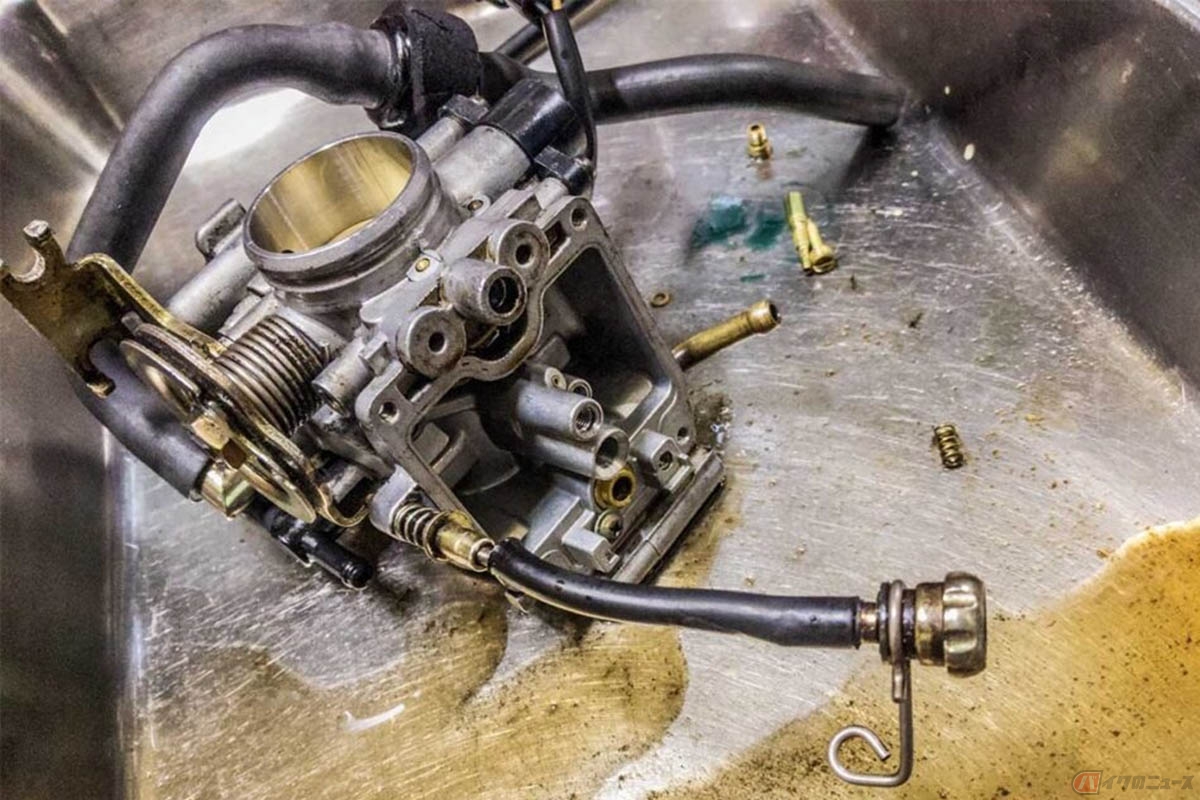 キャブレター下部に備えられたフロート室内部。メインジェットやスロージェットなど、燃料が通過する細い通路が設けられています