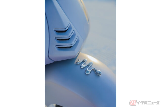 巳年を記念した特別仕様車 優雅な氷の世界を表現したベスパ「946