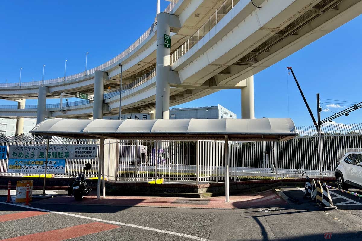 「大黒PA」の2輪専用駐車スペースは、地面が傾斜していて利用しづらい印象。訪れる度に改善を検討していただきたいと思ってしまう