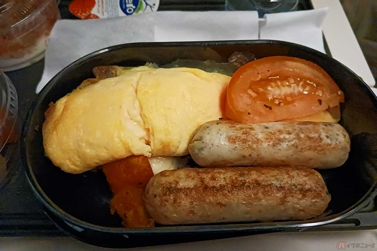 アブダビからマドリードまでのフライトで、着陸前にサーブされた機内食。オムレツがとても美味しかった！　焼きトマトがついているのも良い