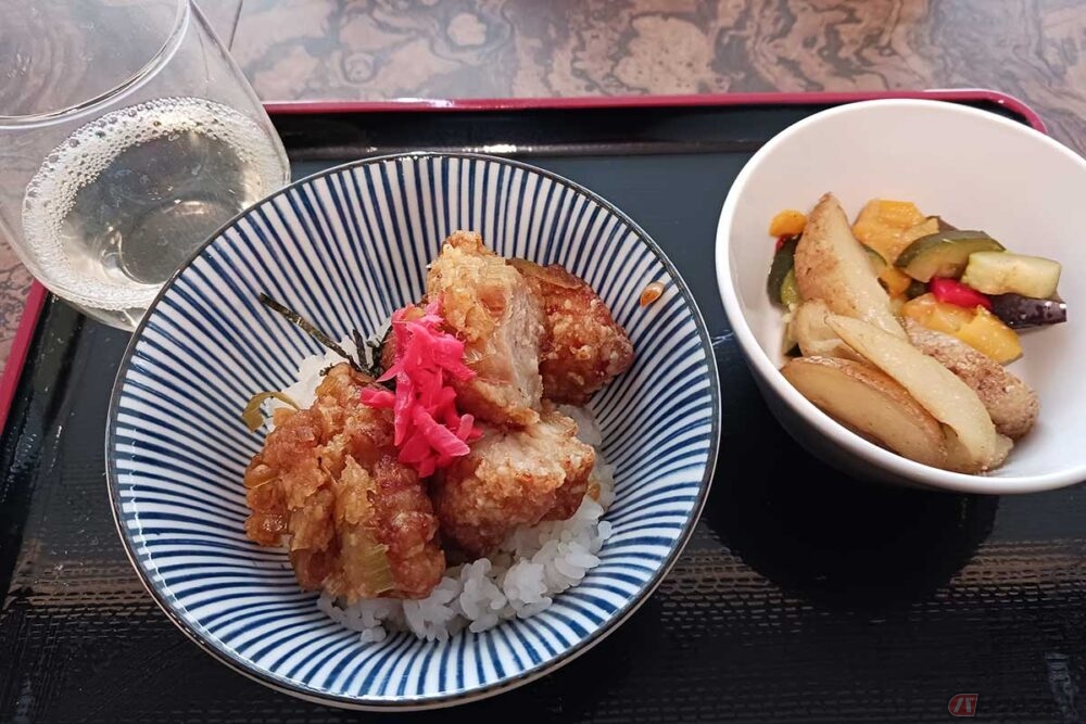 う、うまい!!」 寝ぼけまなこも覚醒の「オムレツ機内食」 | バイクの