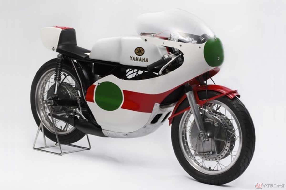 ヤマハの市販レーサー「TZ250」の1973-74年型はダブルパネル式ツーリーディングのドラムブレーキをフロントに装備。1976年型で油圧式シングルディスクに変わり、1988年型で油圧式ダブルディスクになった
