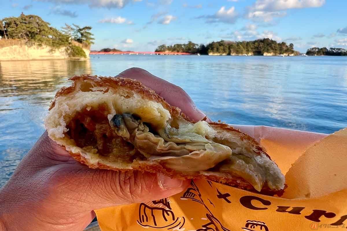 「Pansee（パンセ）」の「牡蠣カレーパン」。一口かじると、ゴロっと牡蠣が出てくる美味しい驚き